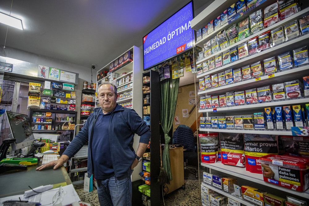 Imagen de la cámara de seguridad del local. Alfredo posa en el estanco de Murillo.