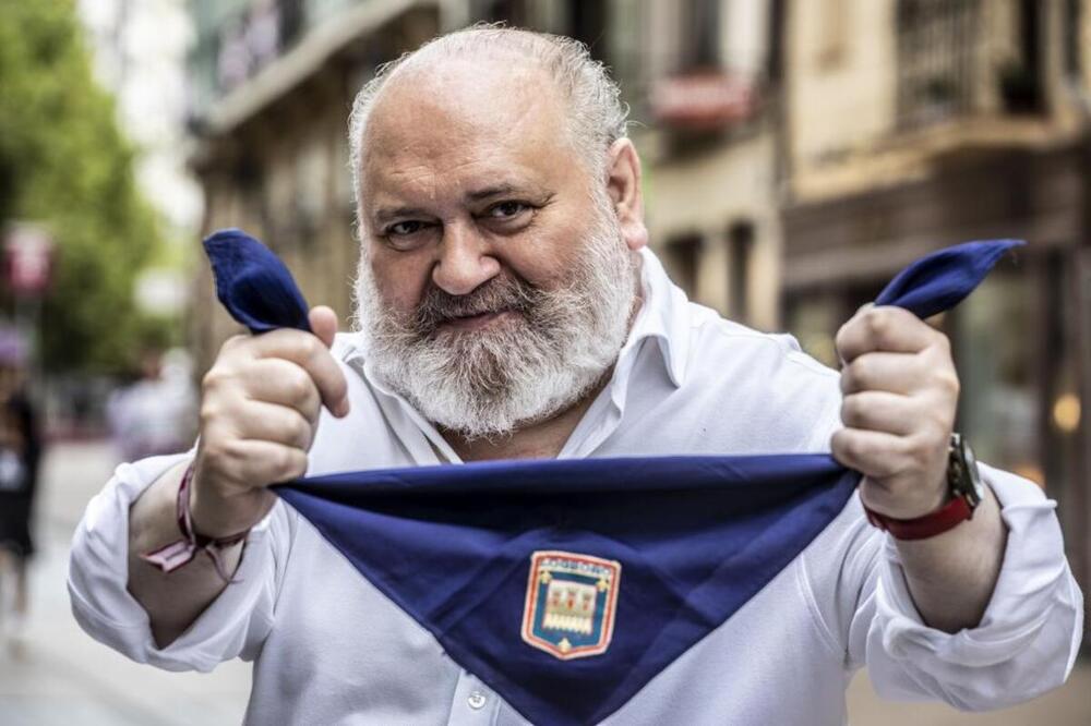 Muestra de pañuelos azules; Elías del Río presume de pañoleta. Un logroñés pasea con su pañuelo granate al cuello.