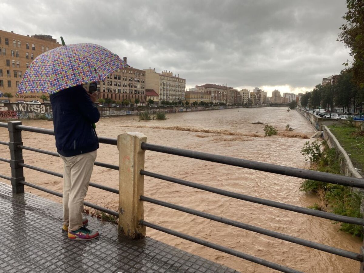 Las trombas de agua y granizo inundan algunas de las principales avenidas de Málaga  / MARÍA ALONSO