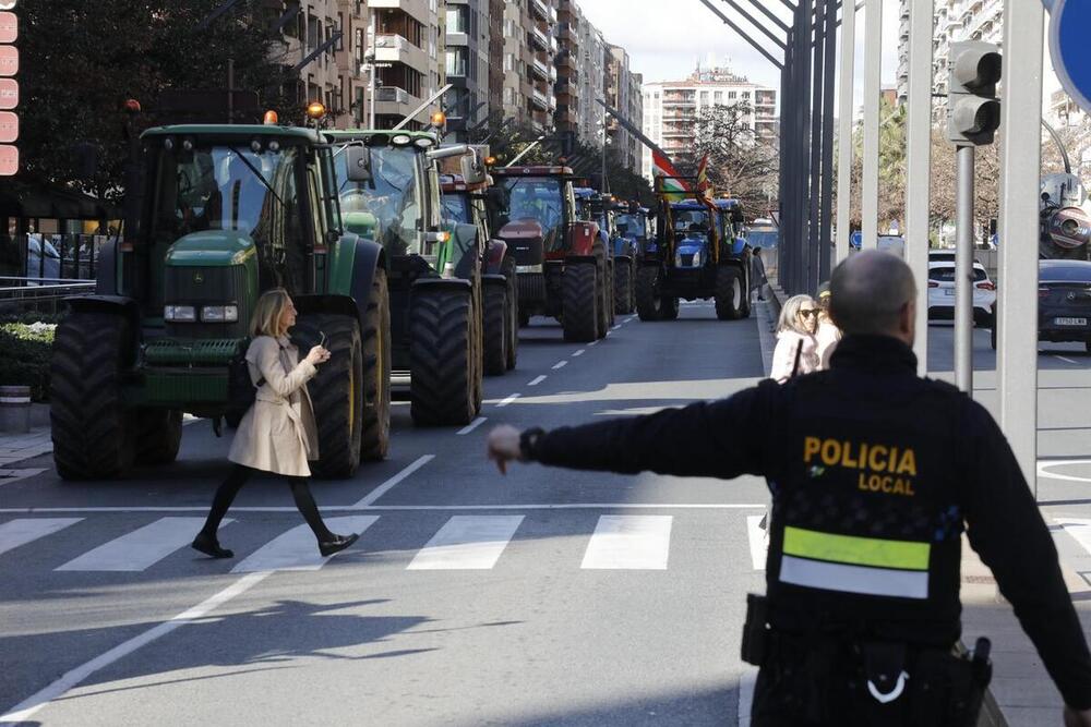 La caravana de tractores, durante su paso este lunes por la Gran Vía logroñesa.