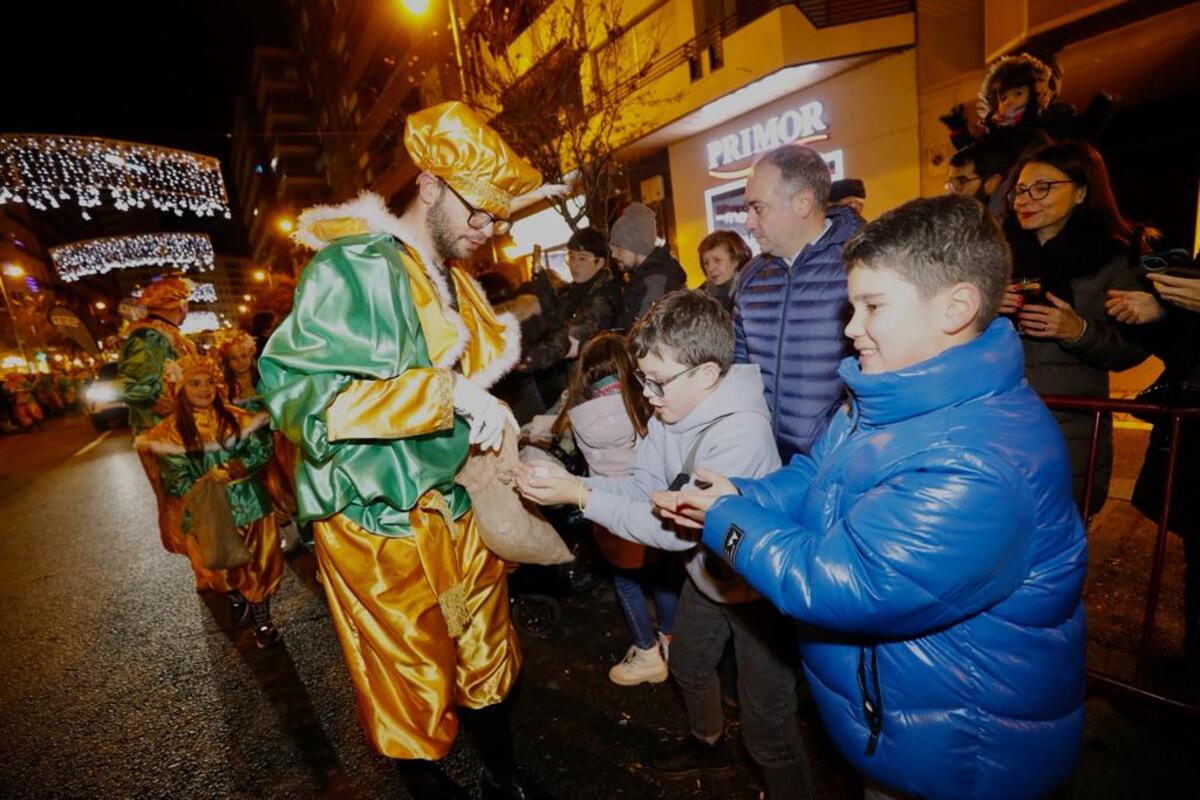 Imagen de la cabalgata de Reyes de Logroño  / ÓSCAR SOLORZANO