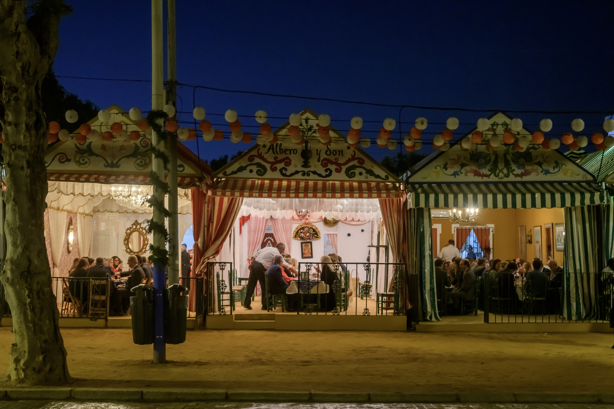 Cena del pescaito durante la Feria de Abril  / RAUL CARO