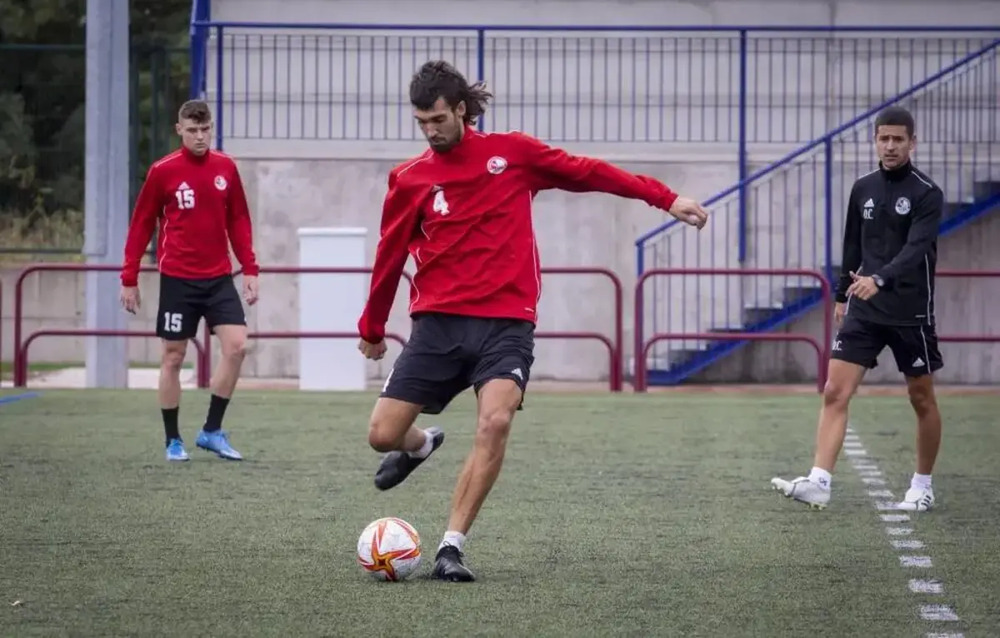 Miguel Ledo, en un entrenamiento con la SD Logroñés.