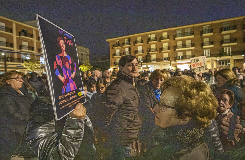 Algunas personas asistentes a la concentración portaban carteles contra la violencia machista.