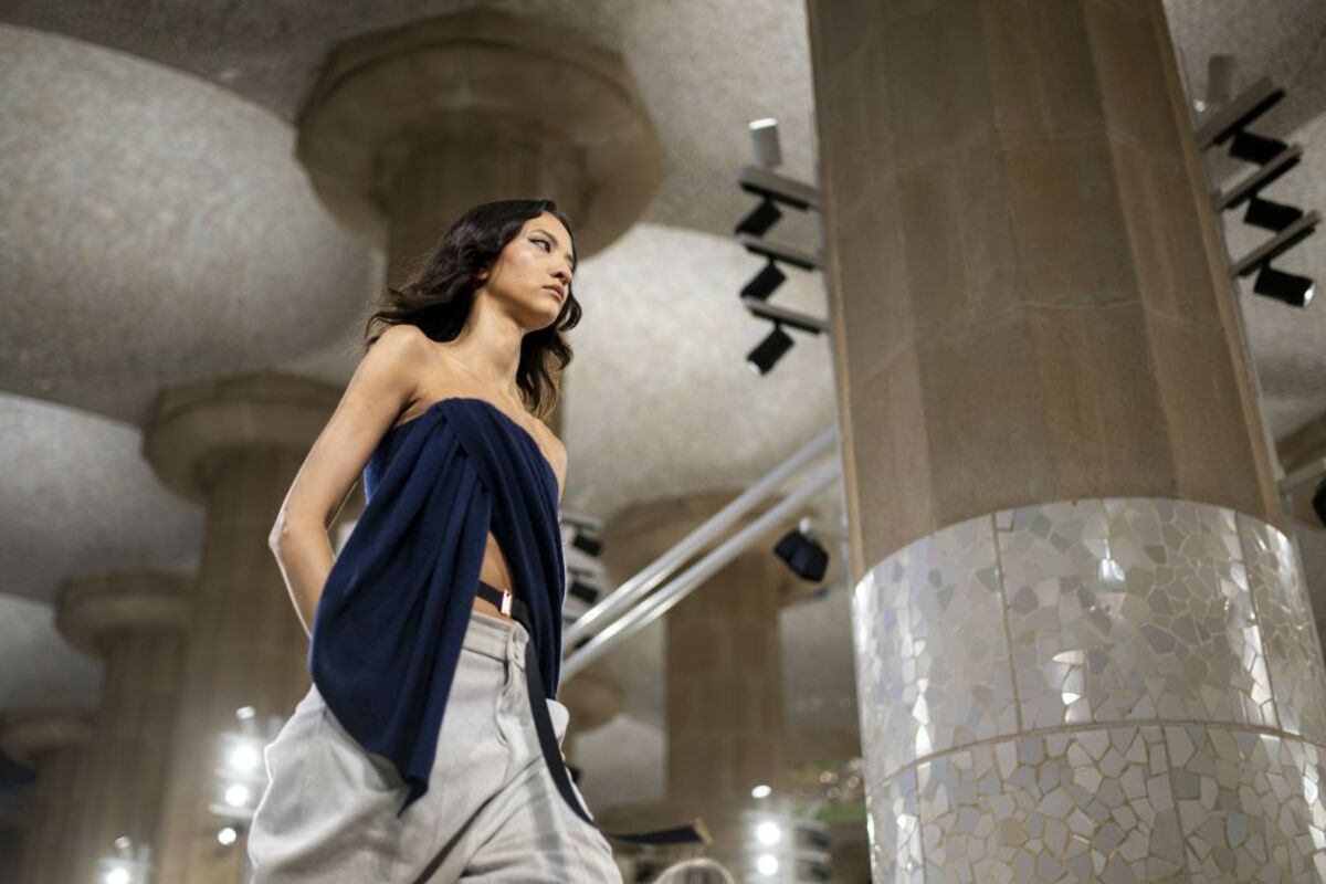 El Park Güell de Barcelona acoge hoy el desfile de la colección Crucero 2025 de Louis Vuitton,  / LORENA SOPÊNA