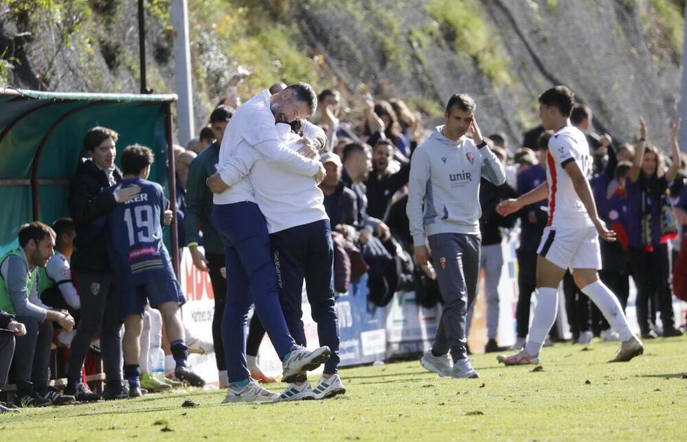 Héctor Urquía (entrenador) y José Miguel Neila (presidente), se dan un sentido abrazo al terminar el partido.