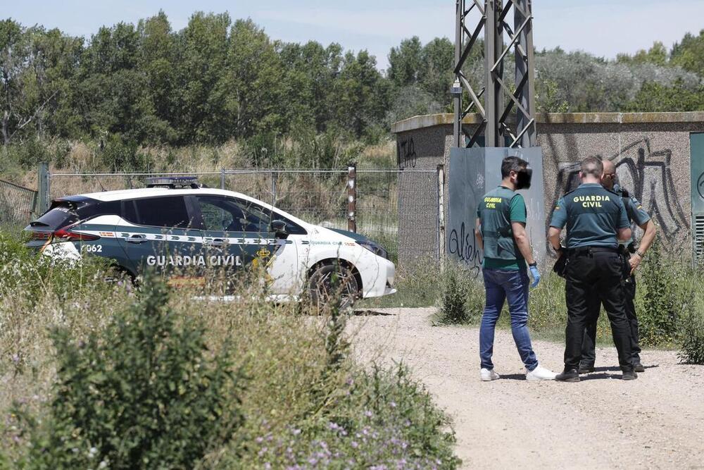 Efectivos de la Guardia Civil, en la zona donde ha sido encontrado el cuerpo.