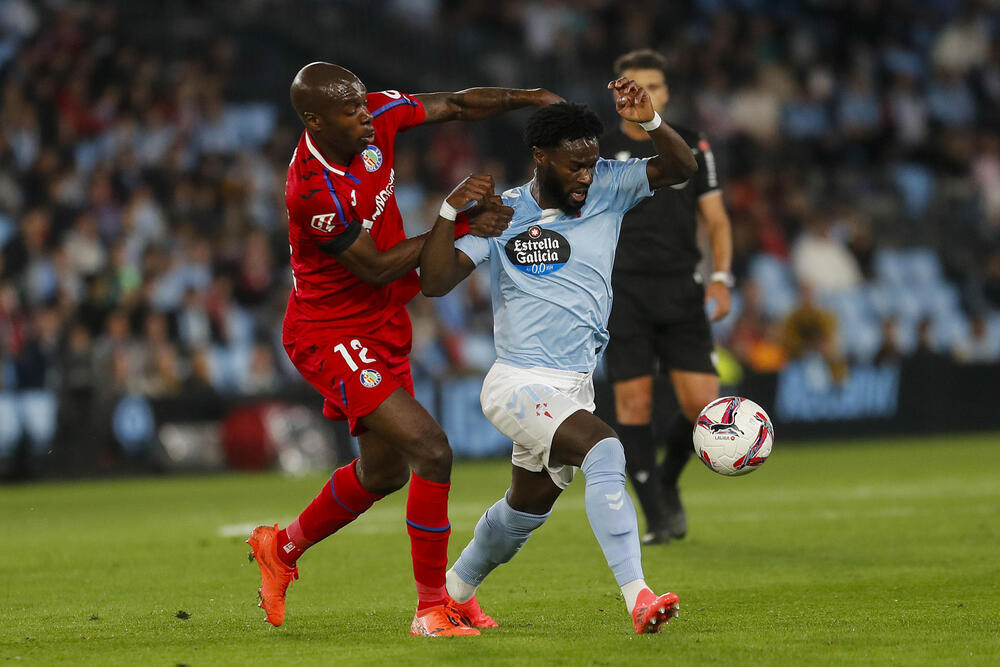 Douvikas da aire al Celta y hunde al Getafe