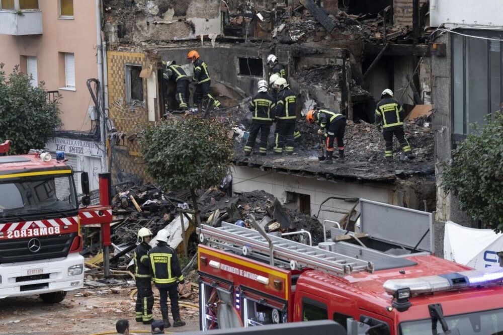 Tres muertos al explotar una vivienda en Santander