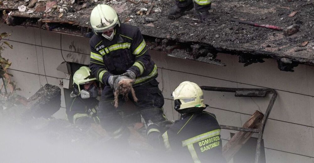 Tres muertos al explotar una vivienda en Santander