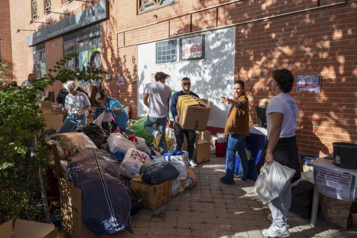 Recogida de material de primera necesidad y comida para enviar a Valencia desde Madrid  / FERNANDO VILLAR