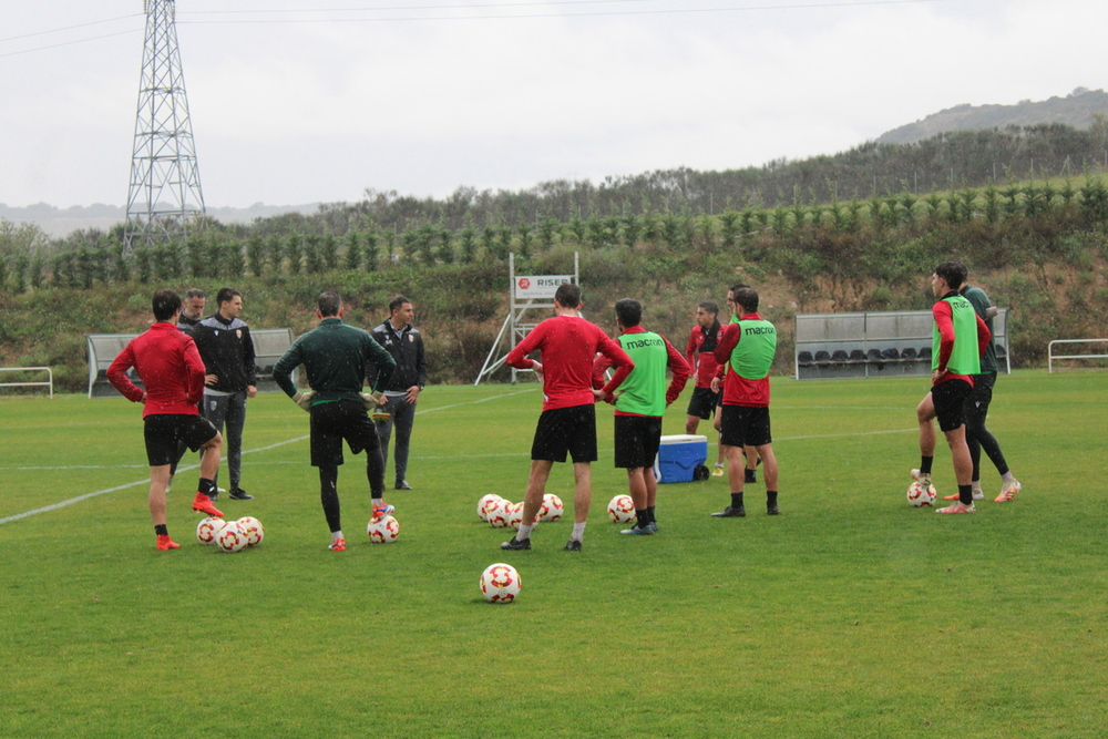 Sergio Rodríguez da instrucciones al grupo.