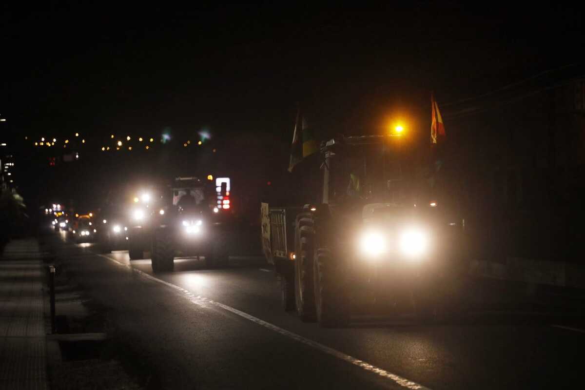 Una caravana con agricultores de Rioja Alta circula a la altura de los accesos al polígono de Navarrete.   / INGRID