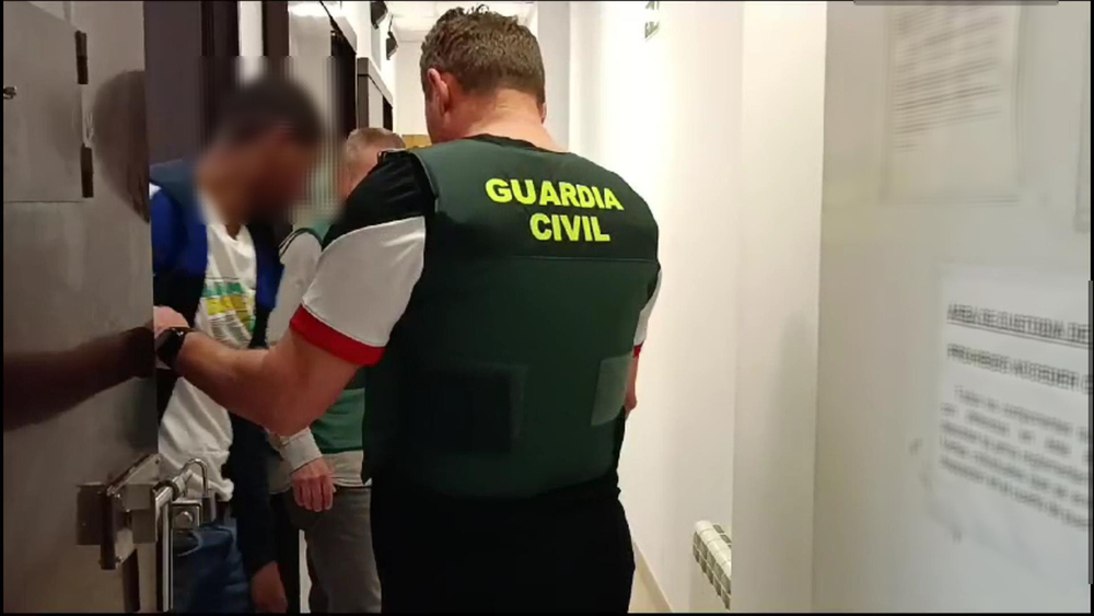 Agentes de la Guardia Civil conducen al detenido. 