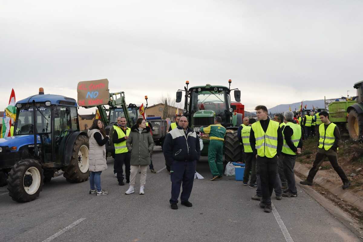 Tractores ocupando la carretera en Fuenmayor.   / INGRID