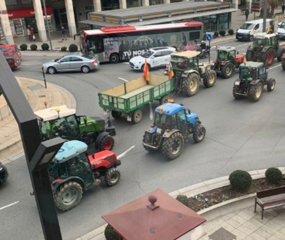 La marcha agraria, por la Gran Vía logroñesa.   / EL DÍA