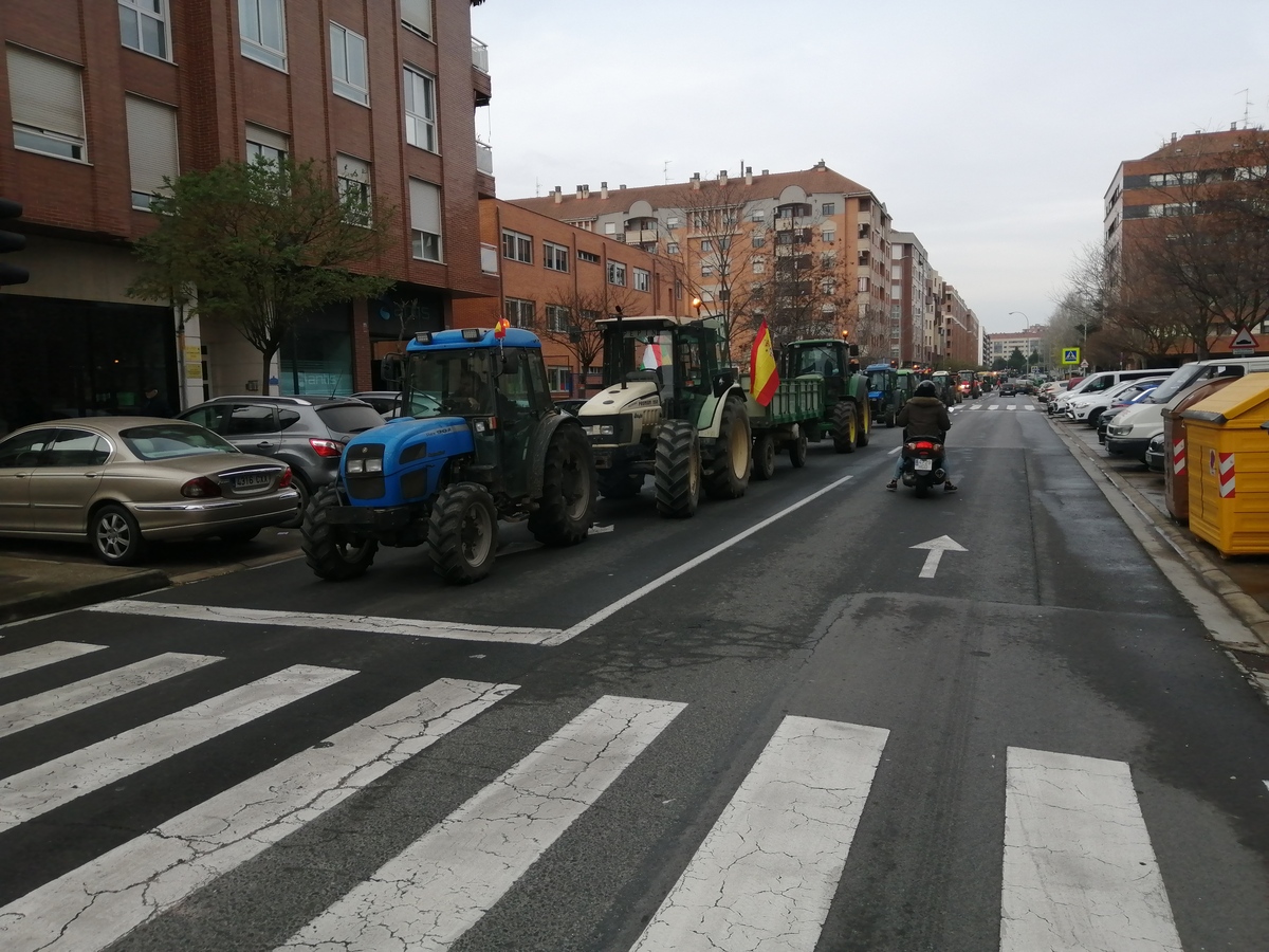 Imagen de la caravana por la calle Estambrera.  / EL DÍA