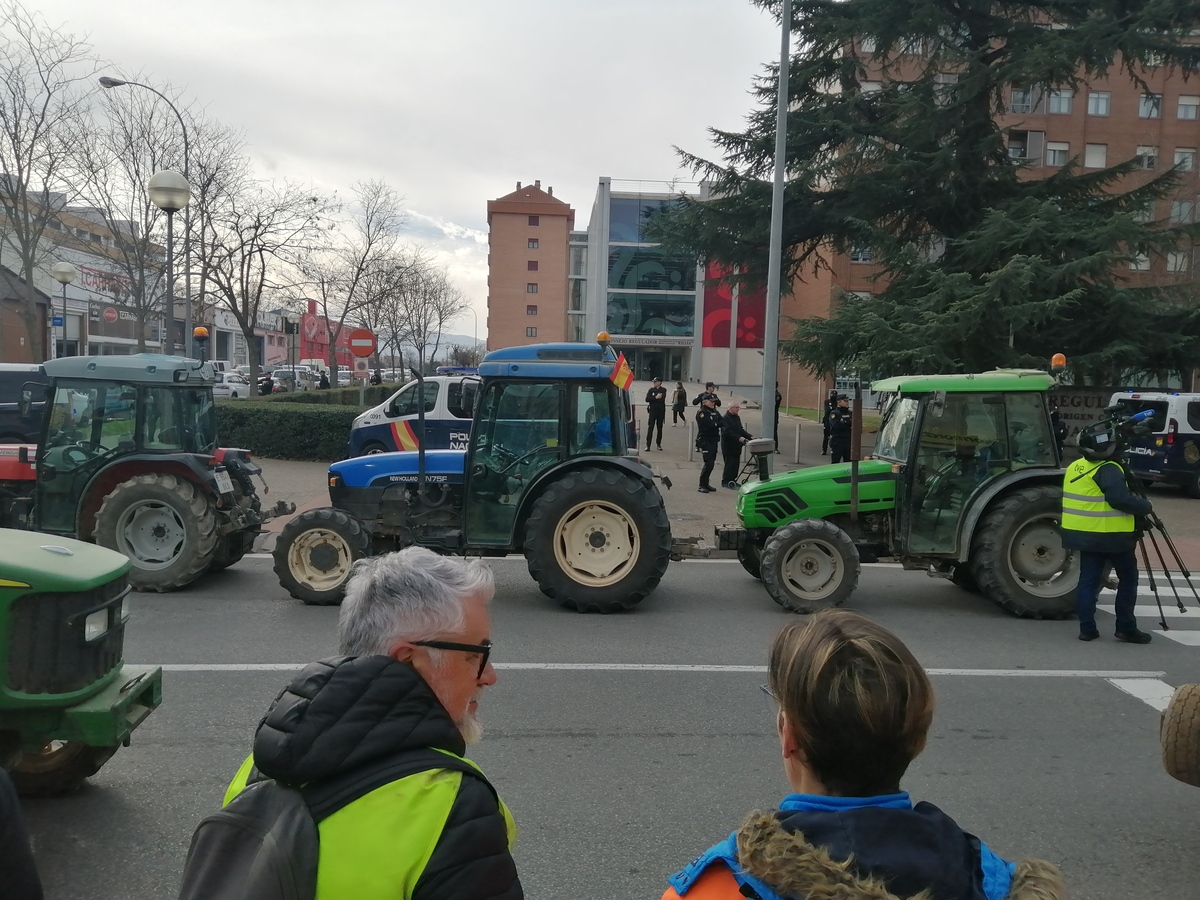 Expectación por el paso de la caravana de tractores frente a la sede del Consejo Regulador.   / EL DÍA