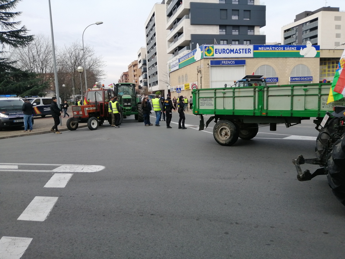 Agentes de la policía conversan con agricultores de la protesta en la rotonda de Estambrera y Piqueras.   / EL DÍA