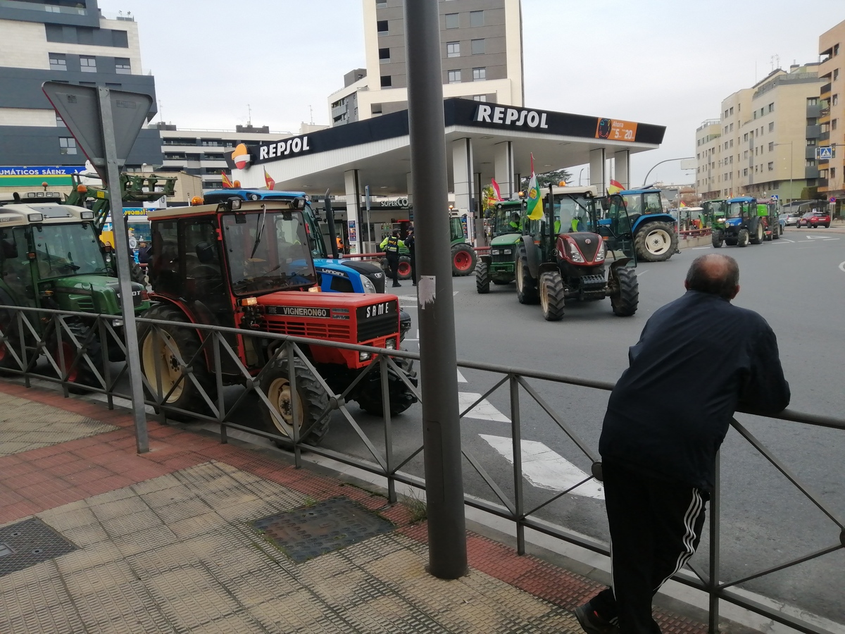 Momento en el que la caravana que llegaba por la calle Piqueras se juntaba con la de Estambrera.  / EL DÍA