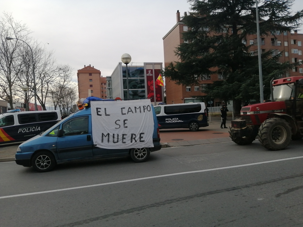 Los convocantes de la protesta han recurrido a todo tipo de eslóganes reivindicativos.   / EL DÍA