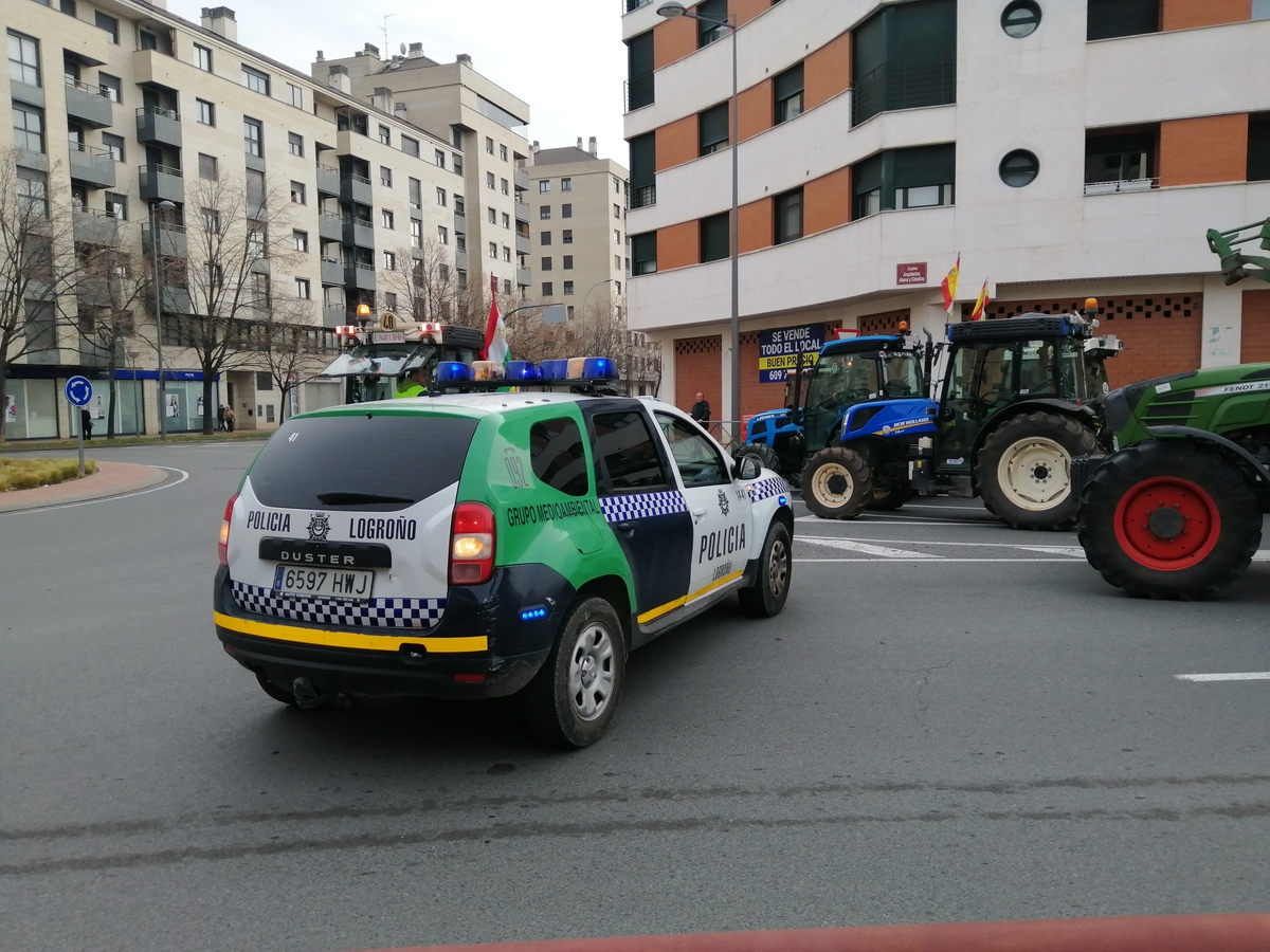 La Policía Local ha estado regulando el tráfico.  / EL DÍA