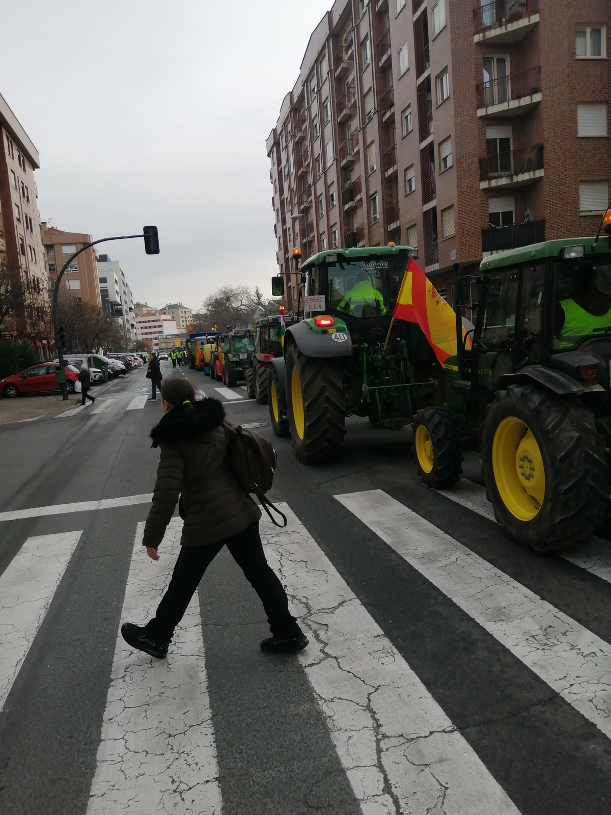 Estambrera, colapsada por el paso lento de los tractores.  / EL DÍA