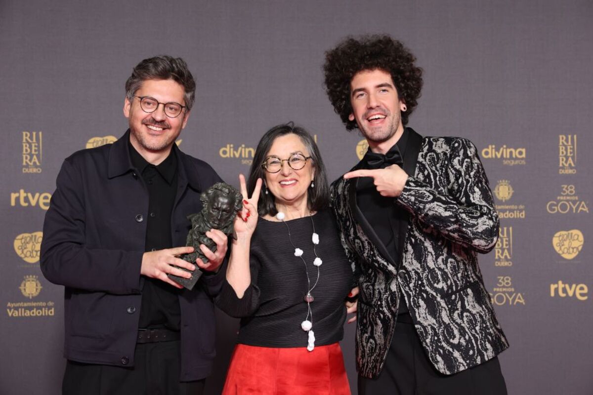 El director Martín Romero (i) y los productores Chelo Loureiro e Ivan Miñambres posan con el premio al Mejor Cortometraje de Animación por 'To bird or not to bird'  / RAÚL TERREL