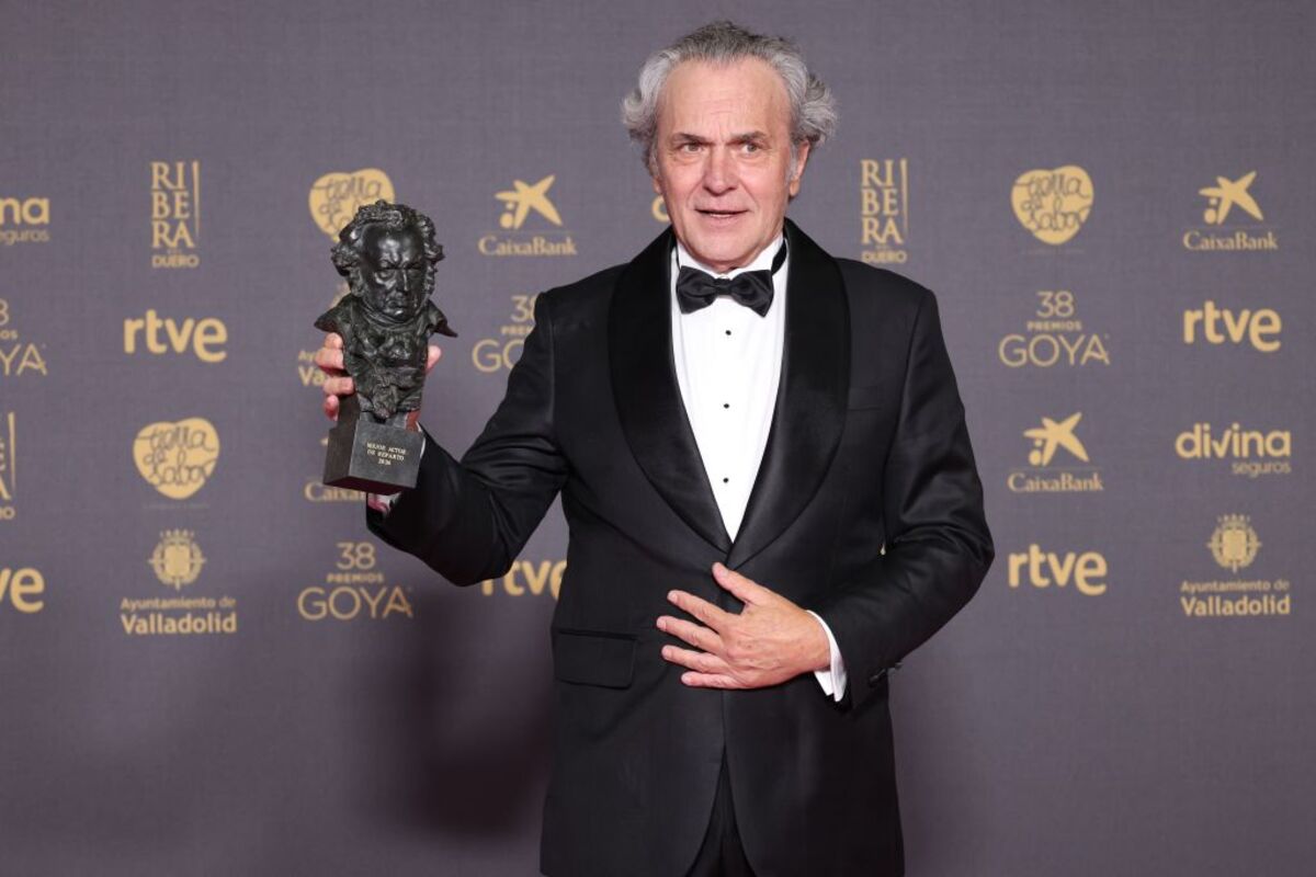 El actor José Coronado posa tras recibir el Goya a Mejor Actor de Reparto por 'Cerrar los ojos'  / RAÚL TERREL