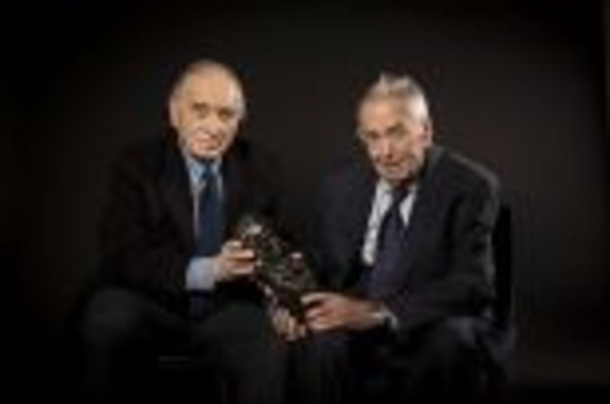 El director de fotografía Juan Mariné (d), con 103 años, recibe el Goya de Honor de manos del presidente de la Academia del Cine Fernando Méndez-Leite (i)  / ENRIQUE CIDONCHA