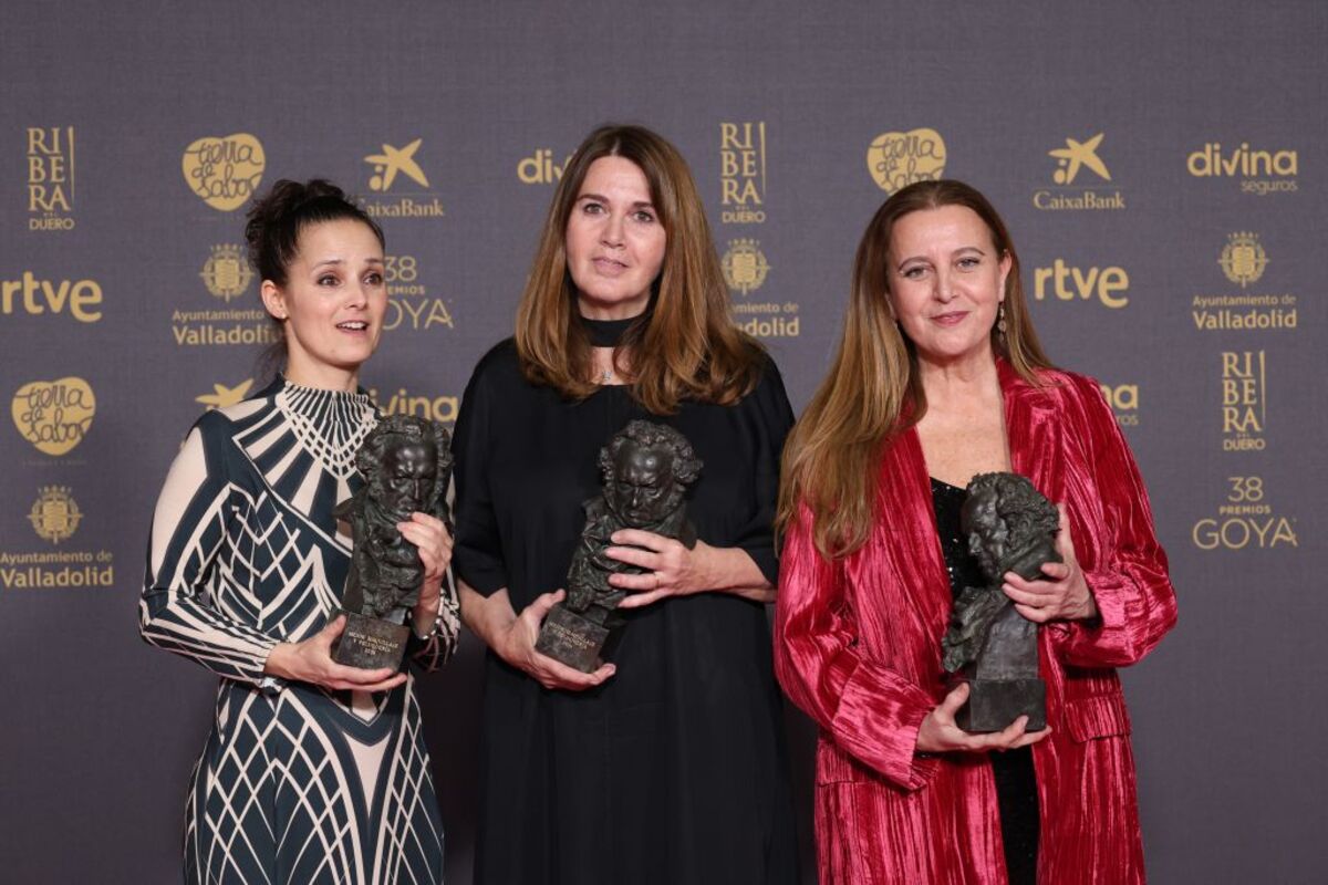Ana y Belén López Puigcerver y Montse Ribé posan con el premio al Mejor Maquillaje y Peluquería por la película 'La sociedad de la nieve'  / RAÚL TERREL