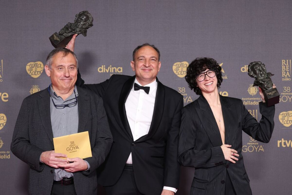 Pau Costa, Feliz Bergés y Laura Pedro posan con el premio a los Mejores Efectos Especiales por la película 'La sociedad de la nieve'  / RAÚL TERREL