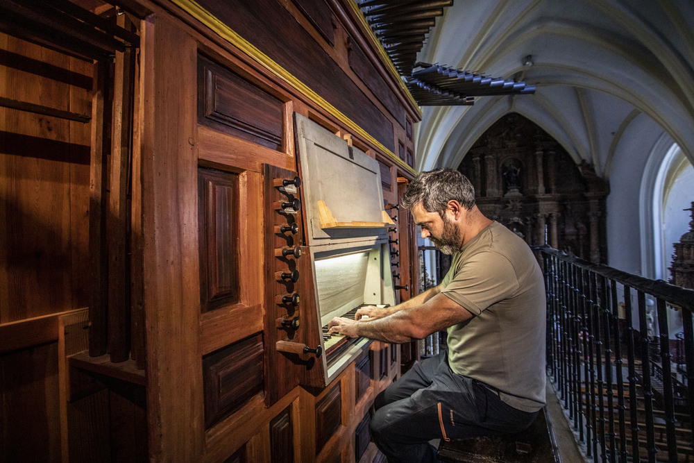 El organero de la Diócesis de La Rioja, Rubén Pérez, tocando el órgano de Treviana