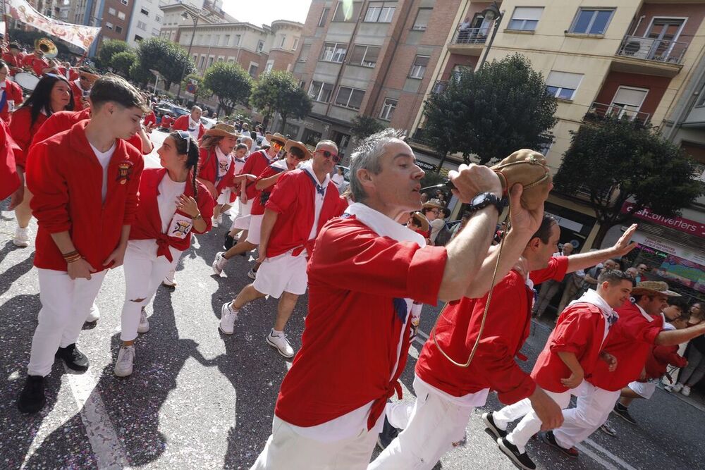 Peñas y otras asociaciones dan color al desfile. 