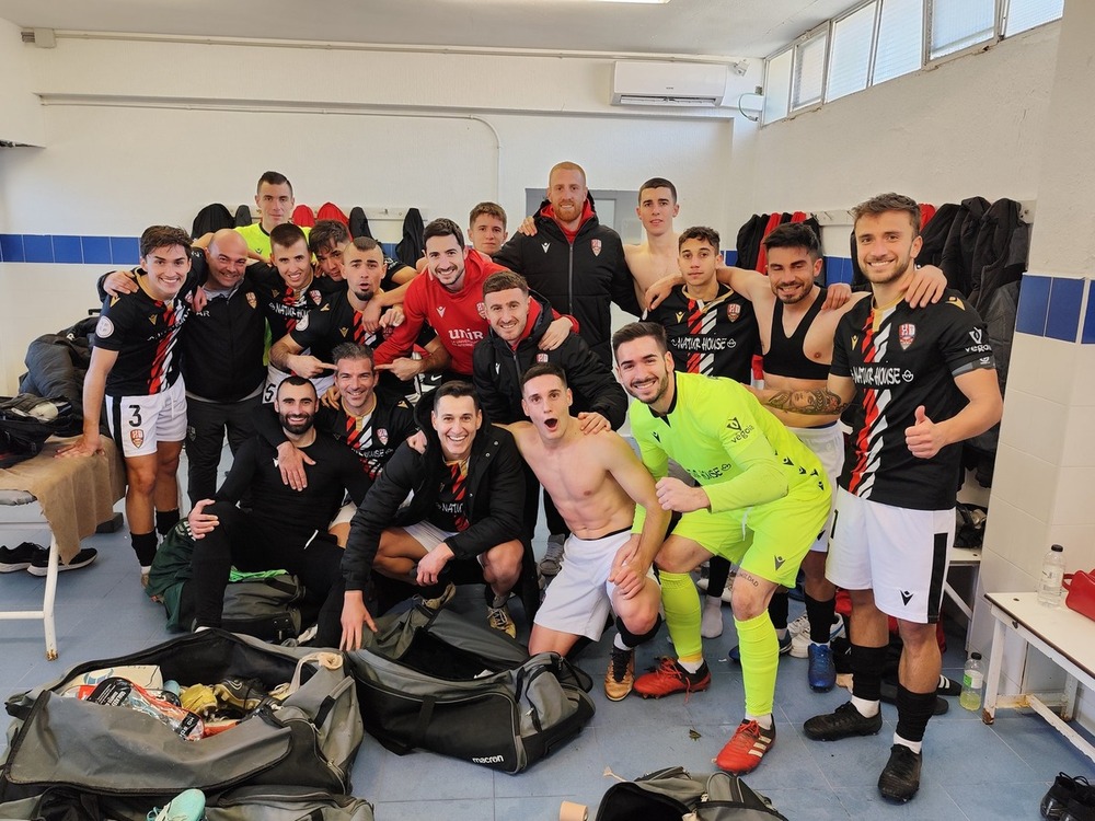 Los jugadores blanquirrojos celebran el triunfo en el vestuario.