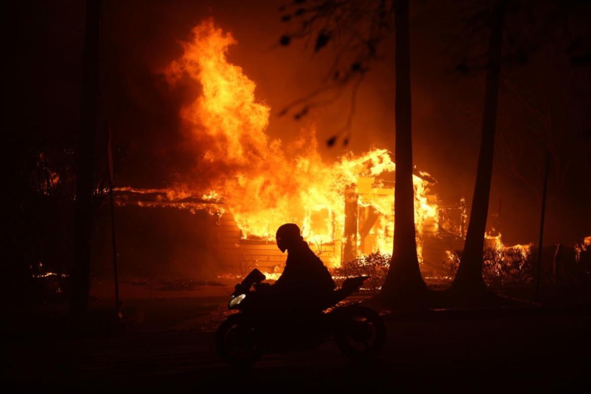 Los Ángeles declara el estado de emergencia por incendios sin control con 30.000 evacuados  / ALLISON DINNER