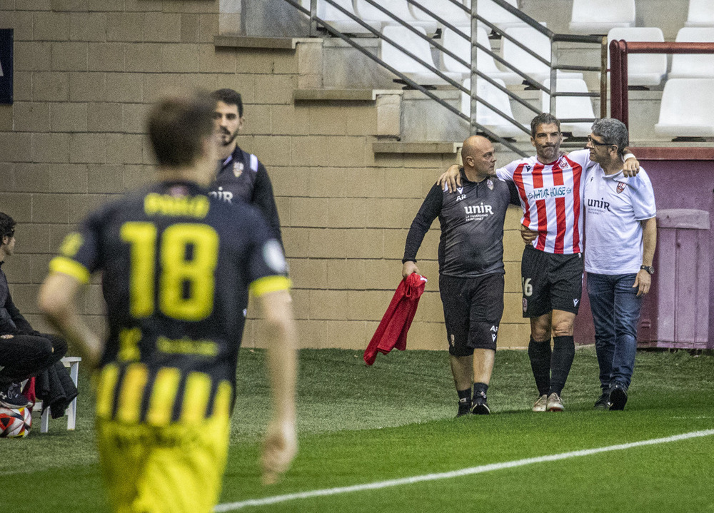 Iñaki Sáenz se retira lesionado, ayudado por Chema Urraca y Aarón Ruiz, en el partido frente al Barakaldo.