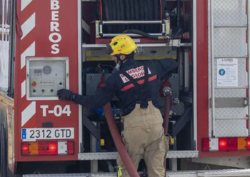 Un incendio causa daños en la empresa alfareña AGR Transportes