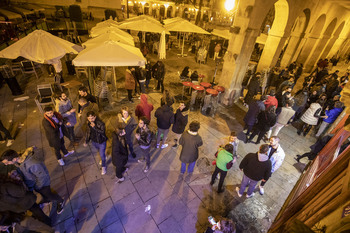 Prohíben beber en calles del casco antiguo desde medianoche
