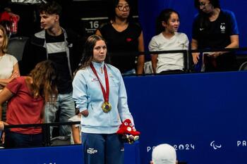 Anastasiya Dmytriv posa con su medalla de oro en los 100 m braza SB8 de Paris 2024 - 