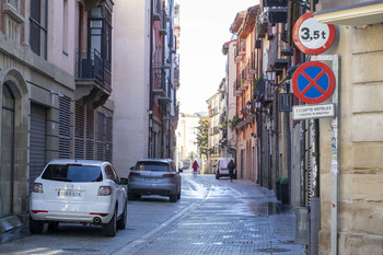 Un hombre ebrio cae desde la ventana de un tercer piso