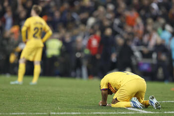 El Barça no acierta en Mestalla