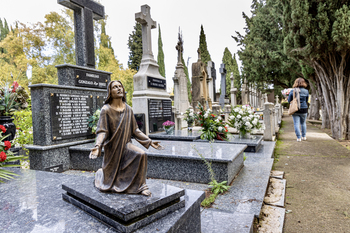 Los cementerios riojanos se adornan de flores