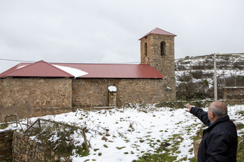 Luezas ‘pasa el cepillo’ para poner en valor su iglesia