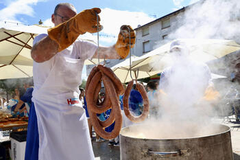 El Festival del Chorizo reparte 12.000 bocadillos en Baños