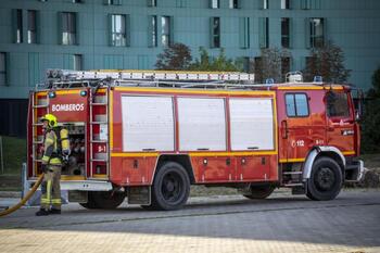 Bomberos sofocan un incendio en un ático de Logroño