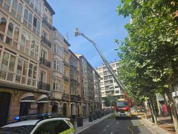 Avenida de Portugal, cortada por un incendio en el bar La Mula