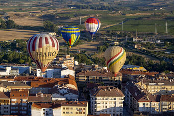 La regata ‘Capital del Rioja’ tiñe de color el cielo de Haro