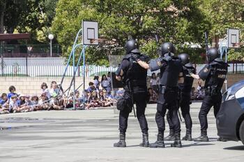 Policías nacionales de La Rioja, condecorados en Algeciras