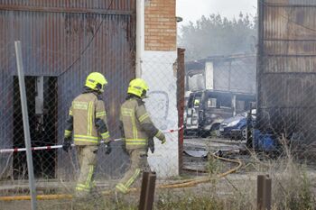 El fuego destruye una nave industrial en desuso en Logroño